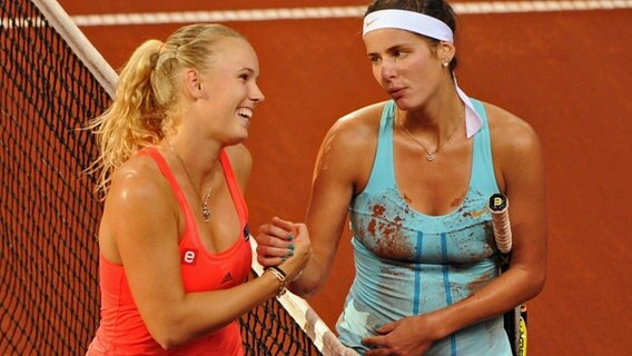Caroline Wozniacki (l.) gratuliert Julia Görges zum Sieg. © dpa 