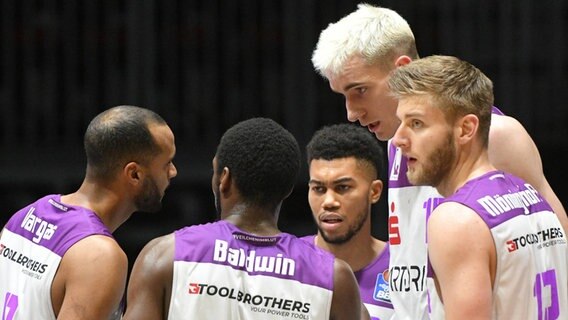 Die Basketballer der BG Göttingen © imago images/Eibner Foto: Bert Harzer