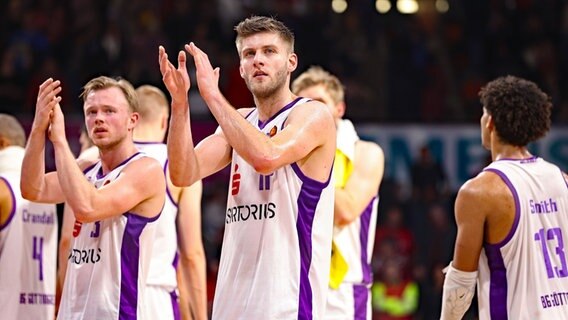 Die Basketballer der BG Göttingen bedanken sich bei ihren Fans © IMAGO/Eibner-Pressefoto Foto: Marcel Engelbrecht