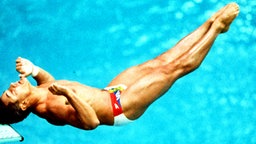 Wasserspringer Greg Louganis knallt in Seoul mit dem Hinterkopf ans Brett. © picture-alliance / dpa 