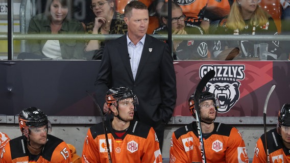 Trainer Mike Stewart und Spieler der Grizzlys Wolfsburg © Imago images Foto: Jan Huebner