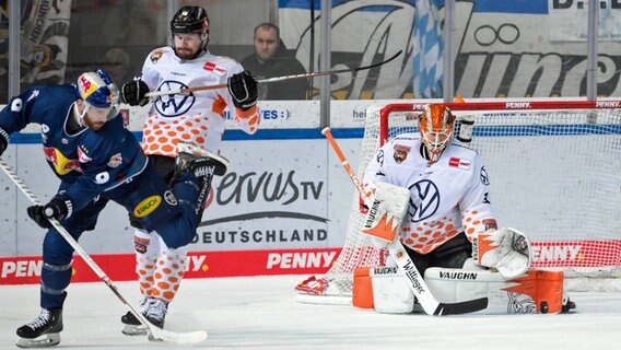 Wolfsburgs Dustin Strahlmeier (r.) pariert einen Schuss. © IMAGO / Passion2Press 