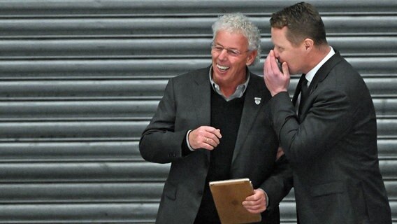 Wolfsburger Manager Karl-Heinz Fliegauf (l.) mit Trainer Mike Stewart. © IMAGO / Jan Huebner 