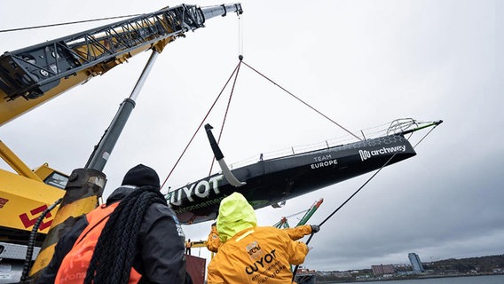 Die Guyot wird aus dem Wasser gekrant. © Guyot environnement - Team Europe 