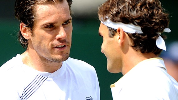 Tommy Haas (l.) gratuliert Roger Federer. © picture-alliance 