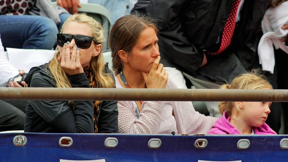 Die Familie von Tennisspieler Tommy Haas: Frau Sara Foster (l.) und Schwester Sabine Haas (M.) © imago/Pressefoto Baumann 