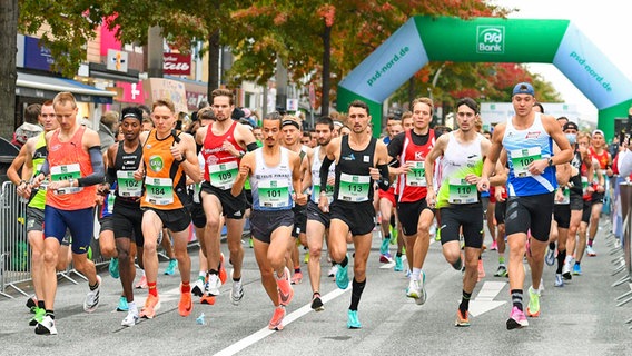 Starterfeld beim Hamburger Halbmarathon 2021. © IMAGO / Beautiful Sports 