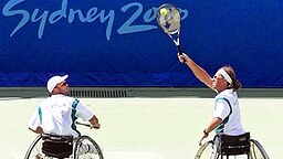 Der gehbehinderte australische Tennisspieler David Hall (l.) schaut seinem Doppelpartner David Johnson zu. © (c) dpa - Sportreport 