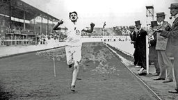 400-m-Sieger Wyndham Halswelle (Großbritannien) - allein im Ziel bei der Wiederholung des Finals über die Stadionrunde © Getty Images 