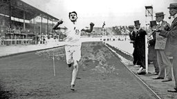 400-m-Sieger Wyndham Halswelle (Großbritannien) - allein im Ziel bei der Wiederholung des Finals über die Stadionrunde © Getty Images