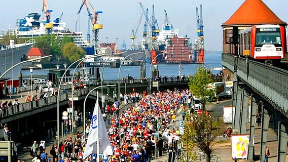 Hamburg-Marathon 2008 an den Landungsbrücken © hochzwei 