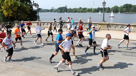 Marathon-Läufer an der Alster © Witters 