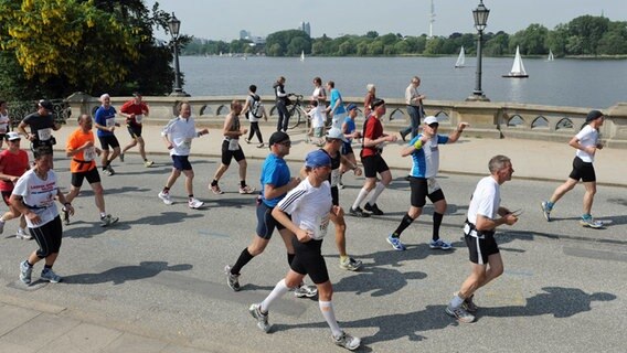 Marathon-Läufer an der Alster © Witters 