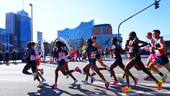 Teilnehmende beim Hamburg-Marathon laufen vor der Elbphilharmonie. © WITTERS Foto: FrankPeters