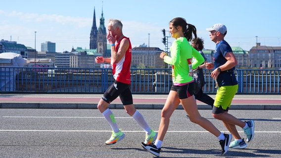 Teilnehmende beim Hamburg-Marathon vor der Elbphilharmonie © WITTERS Foto: FrankPeters