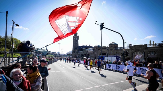 Teilnehmende beim Hamburg-Marathon laufen an den Landungsbrücken entlang. © dpa-Bildfunk Foto: Christian Charisius/dpa