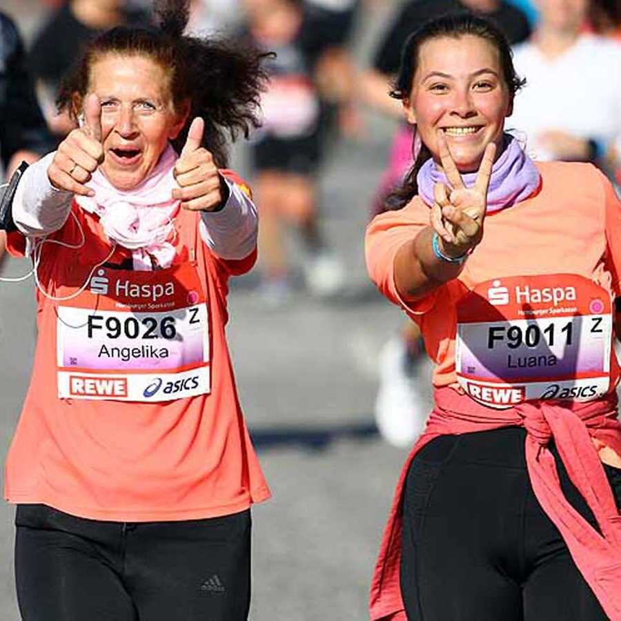 Zwei Teilnehmerinnen beim Hamburg-Marathon © NDR Foto: Hanno Bode