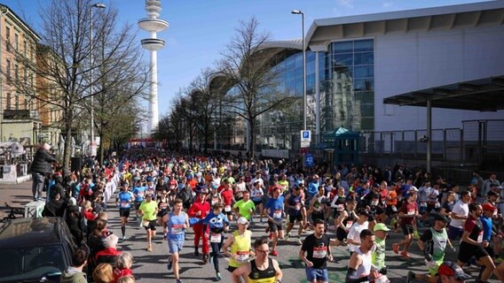 Teilnehmende beim Hamburg-Marathon laufen an der Messe entlang. © picture alliance Foto: Christian Charisius/dpa