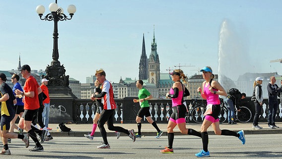 Runners in the Hamburg Marathon, with the City of Hamburg in the background © Witters Photo: Frank Peters