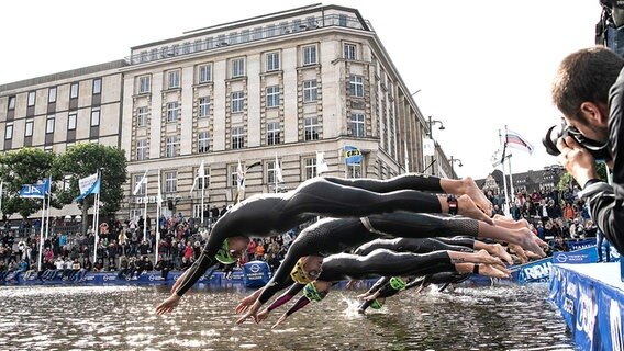 Start beim Hamburg-Triathlon mit dem Schwimm-Wettbewerb © Witters Foto: Tim Groothuis
