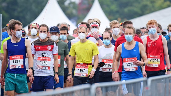 Läufer mit Mund-Nasen-Masken vor dem Start des Hamburg-Marathons © Witters Foto: TayDuc Lam