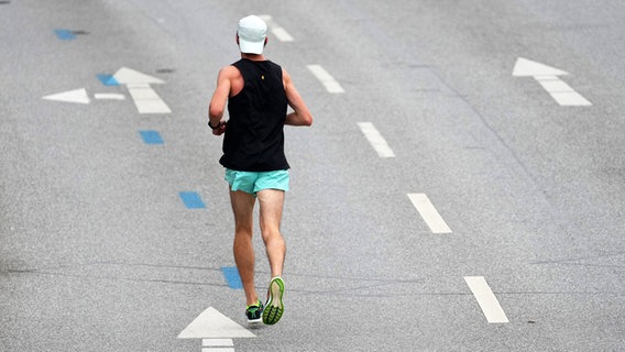Ein einsamer Läufer beim Hamburg-Marathon © Witters Foto: Frank Peters