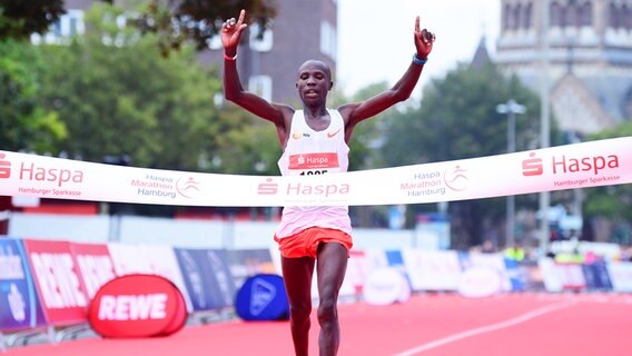 Martin Musau aus Uganda gewinnt den Hamburg Marathon 2021. © Witters Foto: TayDucLam