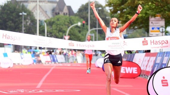Gadise Demissie aus Äthiopien gewinnt den Hamburg Marathon 2021. © Witters Foto: TayDucLam
