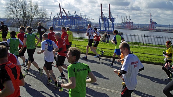 Läufer des Hamburg-Marathons auf der Elbchaussee © IMAGO / Tischler 