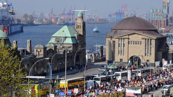 Blick auf die Landungsbrücken im Hamburger Hafen und den alten Elbtunnel © Witters 
