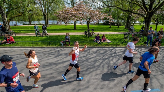 Läufer des Hamburg-Marathons an der Außenalster © IMAGO / HochZwei 