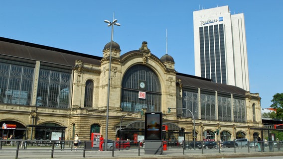 Der Bahnhof Hamburg Dammtor. Im Hintergrund das Radisson Blu Hotel und Congress Center Hamburg (CCH). © IMAGO / Hanno Bode 