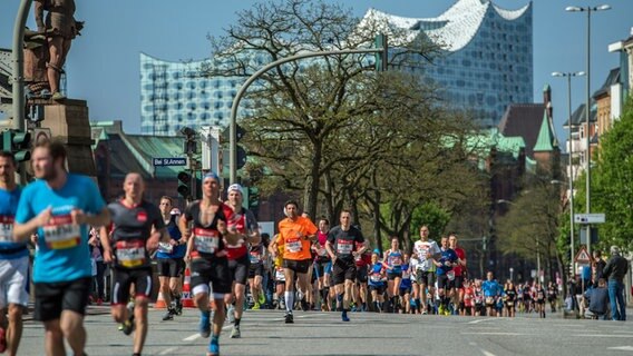Blick auf die Elbphilharmonie beim Hamburg-Marathon © Witters 
