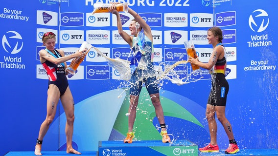 Beth Potter (l., 2. Platz), Siegerin Flora Duffy und Lisa Tertsch © WITTERS 