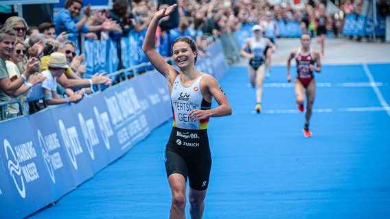 Lisa Tertsch beim Triathlon in Hamburg © imago images Foto: Ingo Kutsche