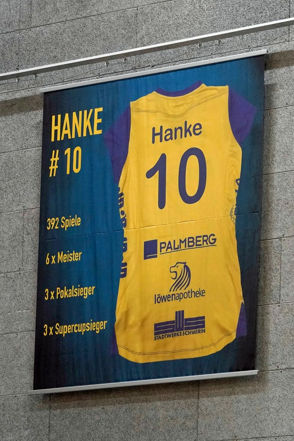 Das Trikot von Denise Hanke an der Wand der Schweriner Volleyball-Arena © Beautiful Sports 