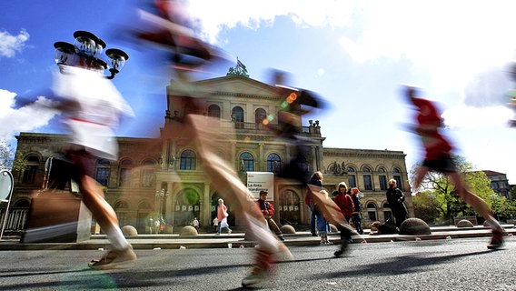 Teilnehmer am Hannover-Marathon passieren das Opernhaus. © dpa 