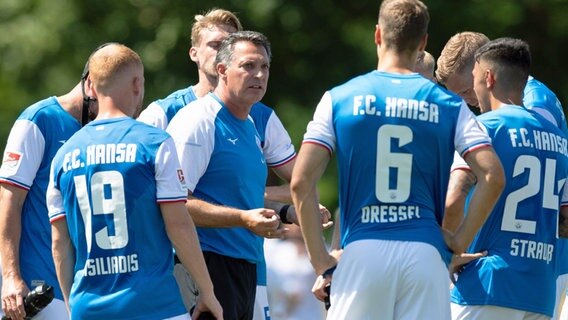 Hansa-Rostock-Trainer Alois Schwartz mit seinen Spielern © IMAGO / Matthias Koch 