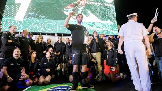 Der Weltumsegler Boris Herrmann bejubelt mit seinem Team Malizia den Sieg auf der dritten Etappe vom Ocean Race © Sailing Energy / The Ocean Race 