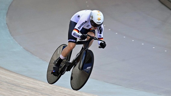 Emma Hinze bei der Bahnrad-WM in Paris. © IMAGO / Sirotti 