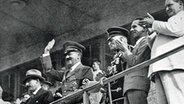 Blick auf die Tribünen im Olympiastadion: Hitler, Goebbels und Goering (rechts neben Hitler) u.a. © ullstein bild - KPA 