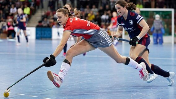 Juliane Grashoff vom Club an der Alster (l.) im DM-Finale 2020 gegen Luisa Steindor (Düsseldorfer HC) © IMAGO / foto2press 