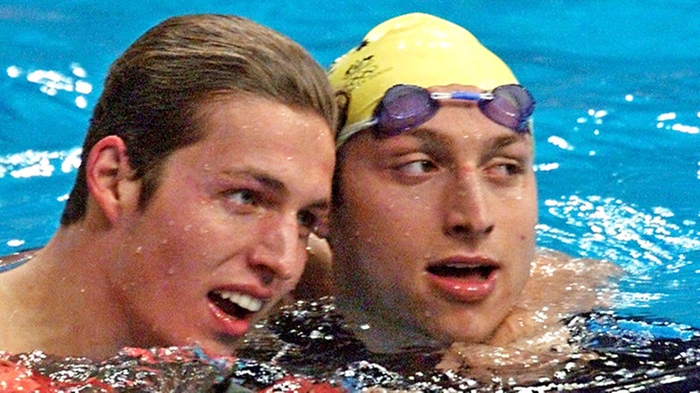 Der Niederländer Pieter van den Hoogenband (l.) jubelt über seinen Olympisieg im Finale über 200 Meter Freistil © picture-alliance / dpa