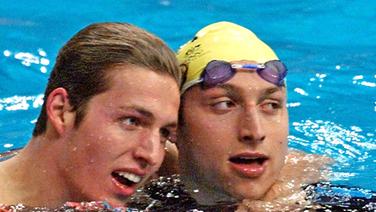 Der Niederländer Pieter van den Hoogenband (l.) jubelt über seinen Olympisieg im Finale über 200 Meter Freistil © picture-alliance / dpa