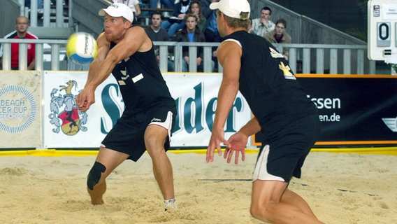 Stefan Hübner (l.) mit Thomas Kröger bei einem Beachvolleyball-Turnier 2006 in Essen © imago/Hoch Zwei 