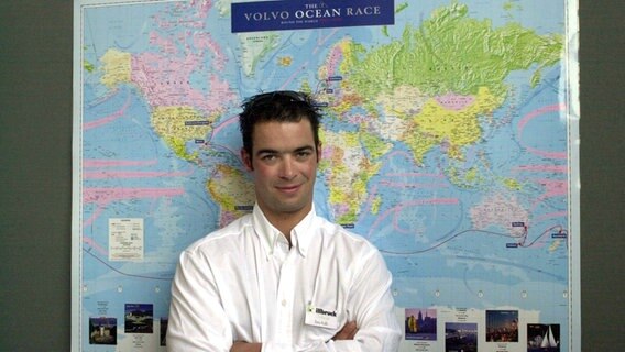 Tony Kolb im April 2001 vor der Karte des Volvo Ocean Race © picture-alliance / dpa | Roland Scheidemann 