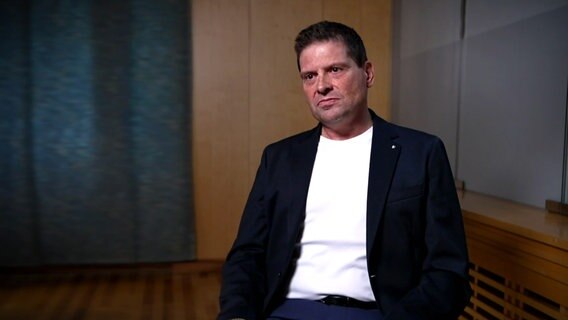 Jan Ullrich sitzt beim Interview mit Hajo Seppelt © Sportschau 