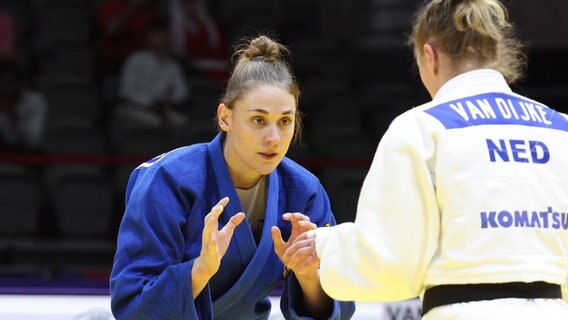 Giovanna Scoccimarro (l., MTV Vorsfelde) bei der Judo-WM im Kampf gegen Sanne van Dijke (NED) © Imago images Foto: Mathias Mandl