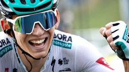 Lennard Kämna jubelt bei der Tour de France 2020