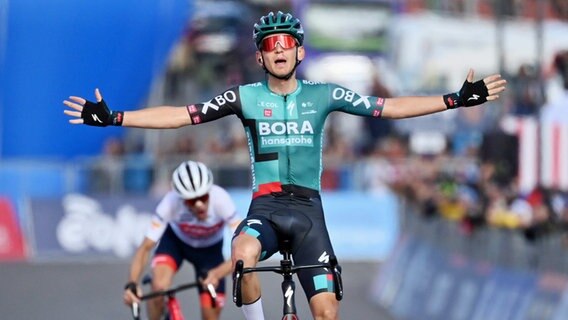 Lennard Kämna feiert den Etappensieg beim Giro d'Italia. © IMAGO / LaPresse 